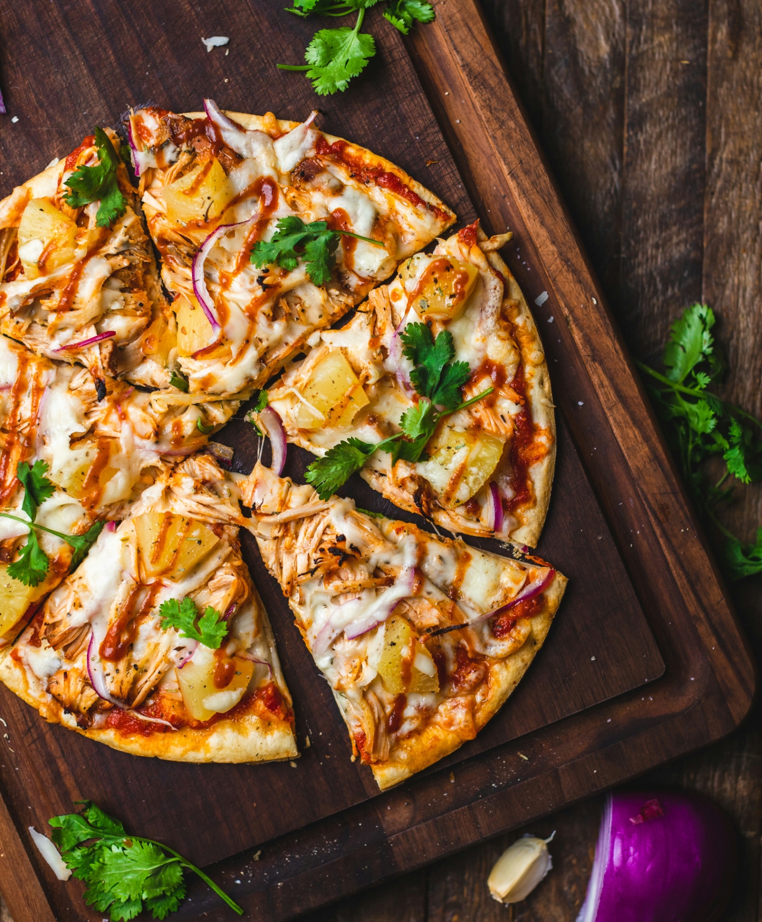Pizza auf Holzbrett mit Kräutern