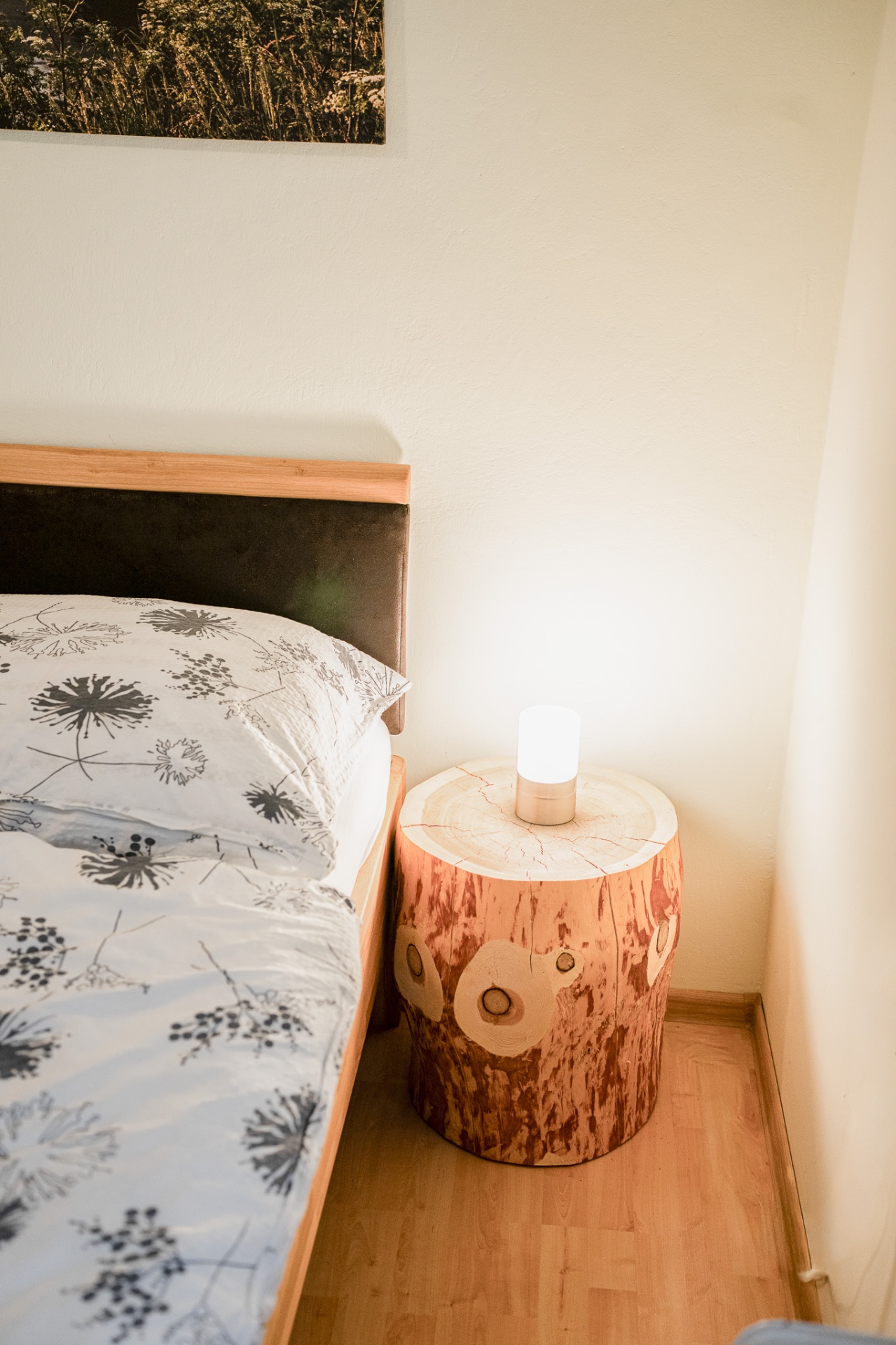 Leseecke mit Holzlampe und Pflanzen
