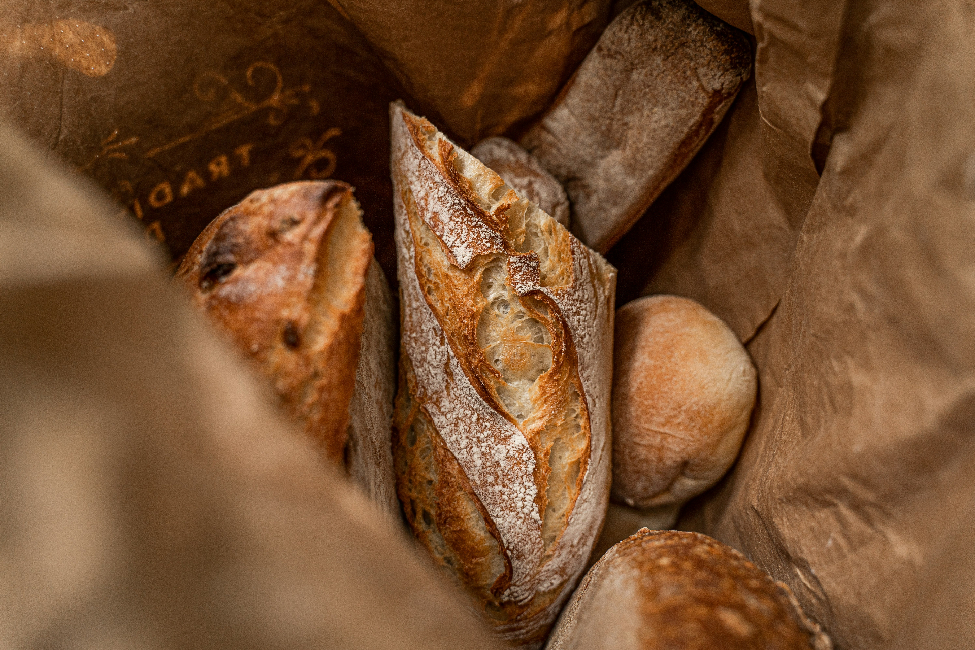 Frisches Brot und Gebäck in Papiertüte