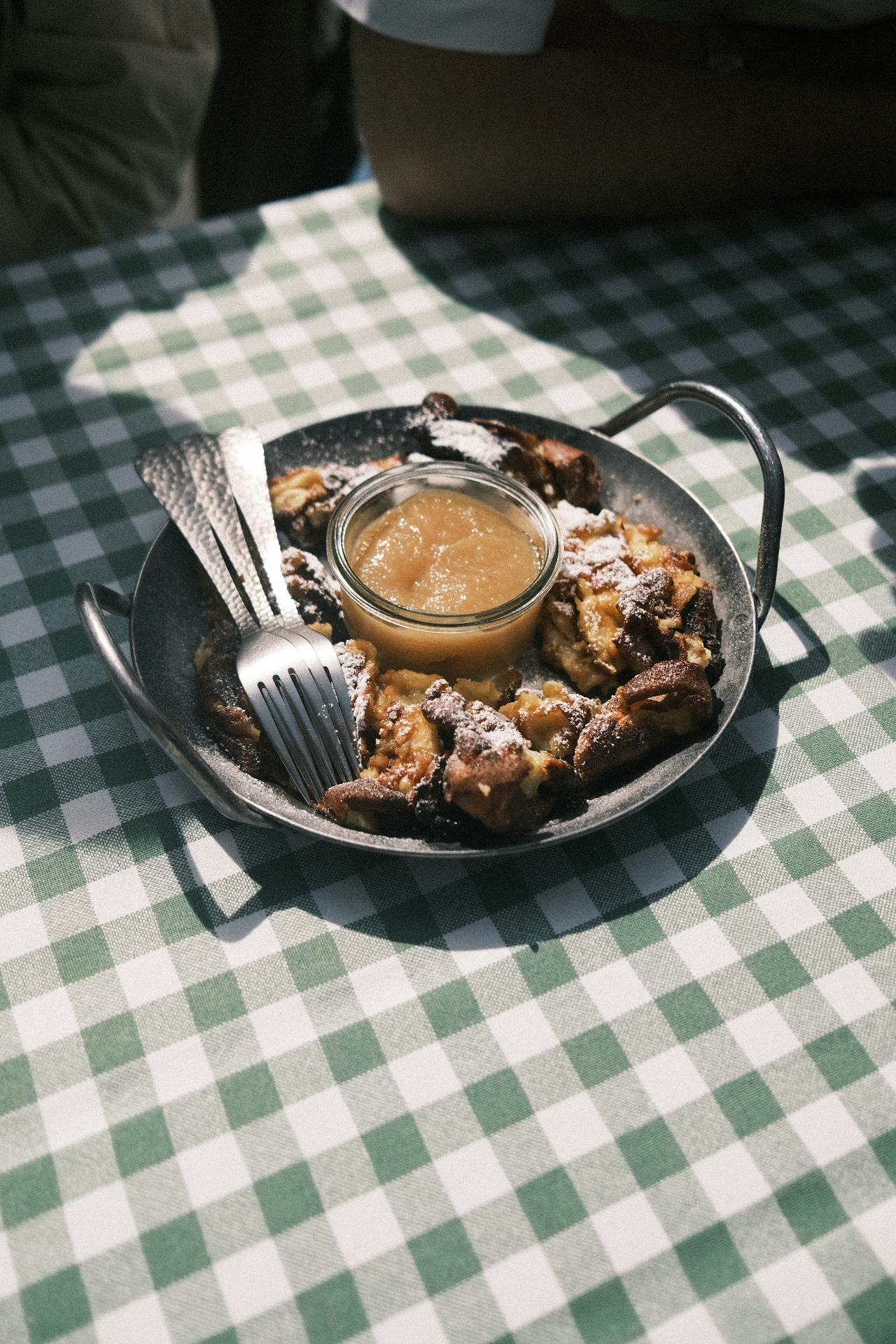 Kaiserschmarrn in Pfanne mit Apfelmus